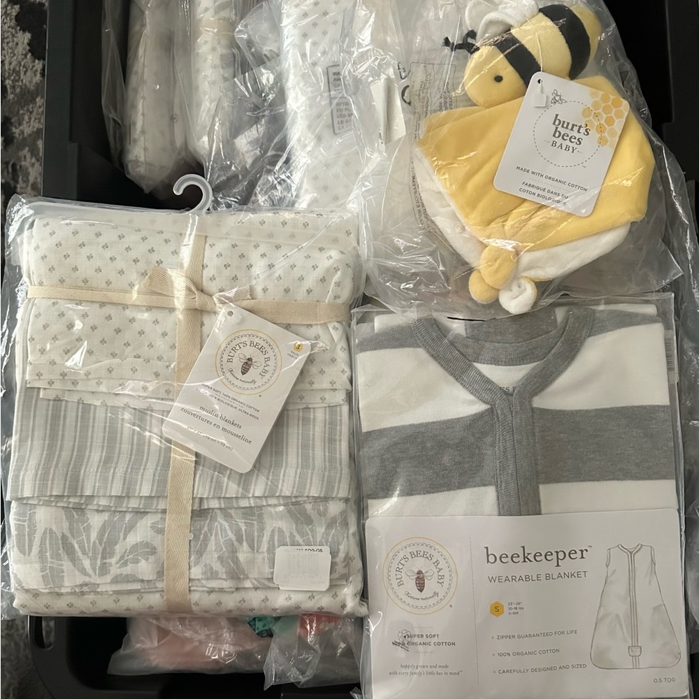 Rare Gift Set Burt's Bees Baby Organic Muslin Blankets 3 pk Wearable Blanket Cap